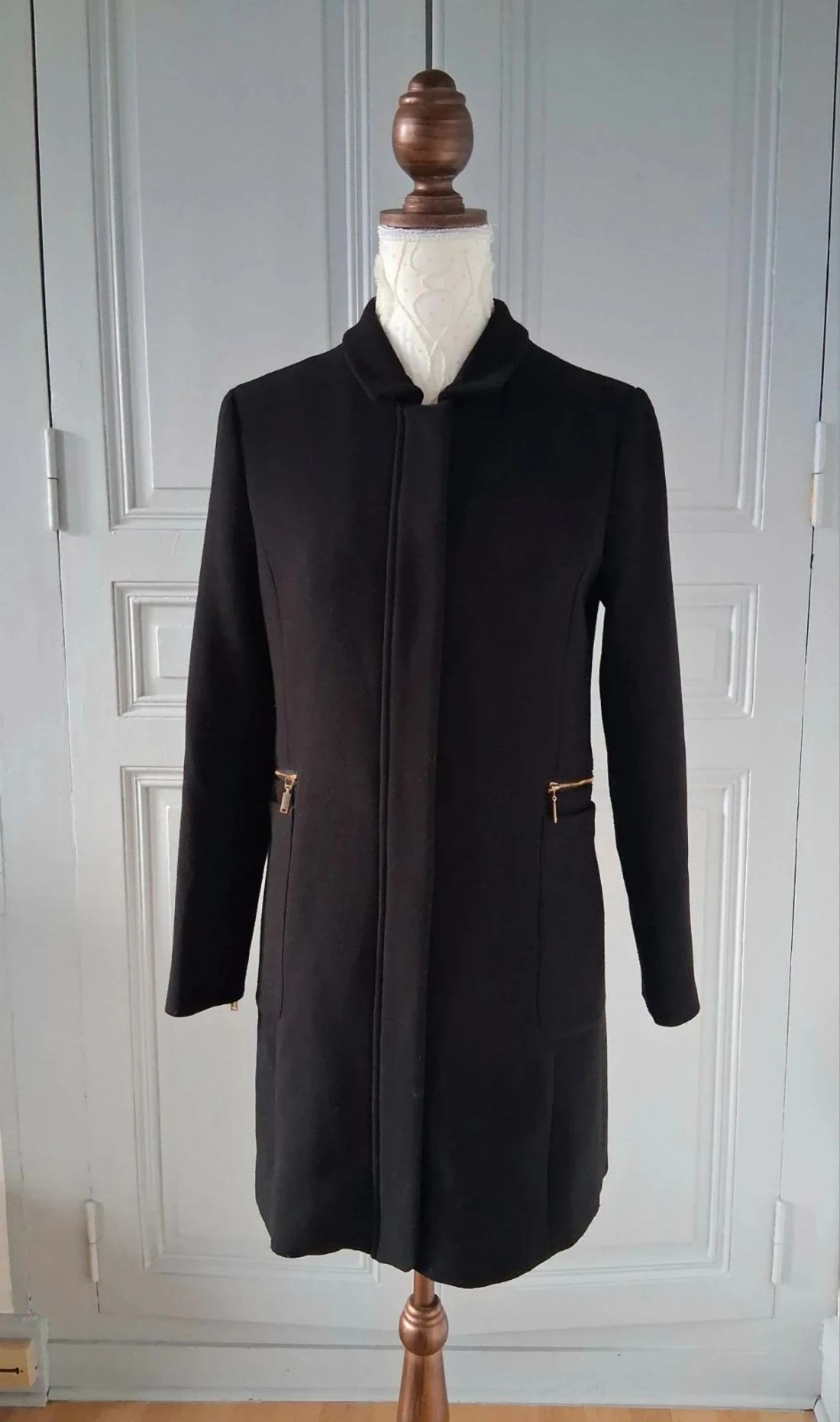 Abrigo negro Galeries Lafayettes - Cremallera y botones dorados - Talla 36 – photo 2